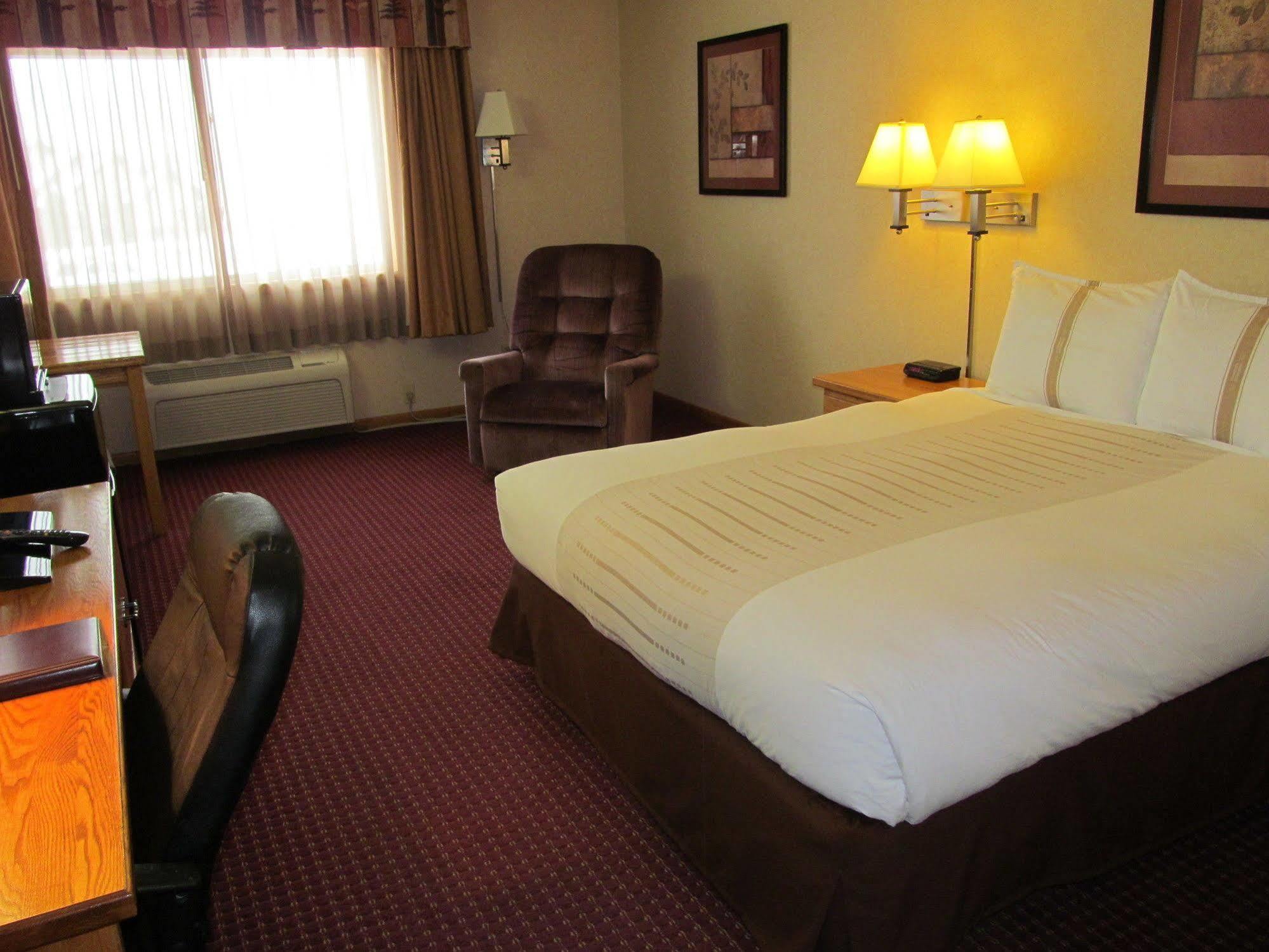 Fireside Inn And Suites Devils Lake Exterior foto