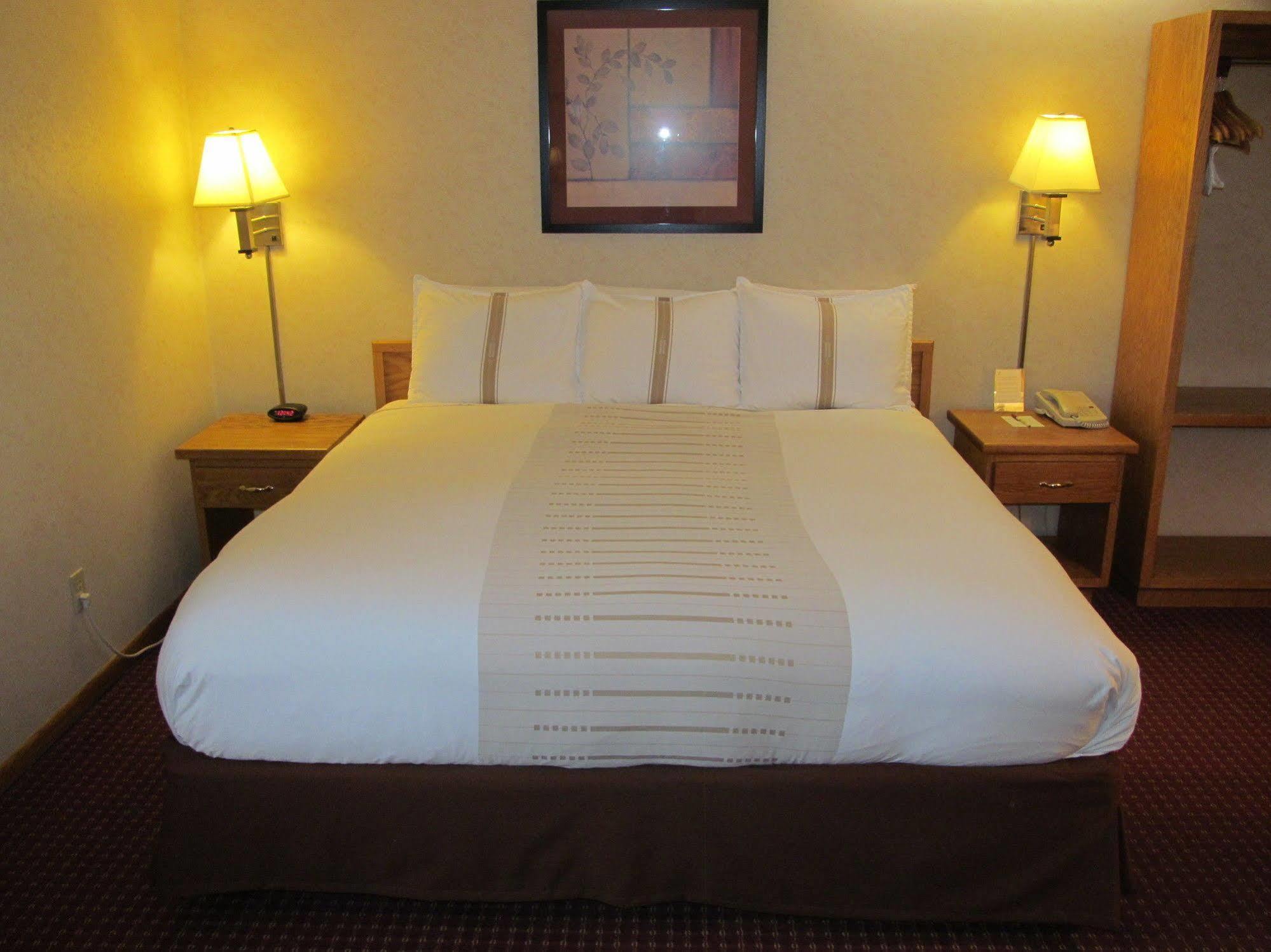 Fireside Inn And Suites Devils Lake Exterior foto