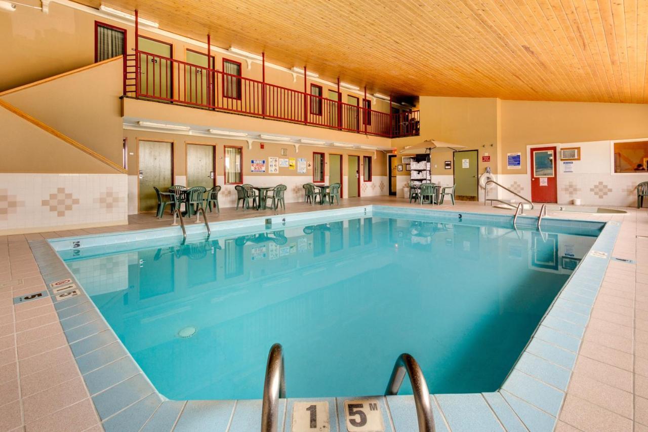 Fireside Inn And Suites Devils Lake Exterior foto