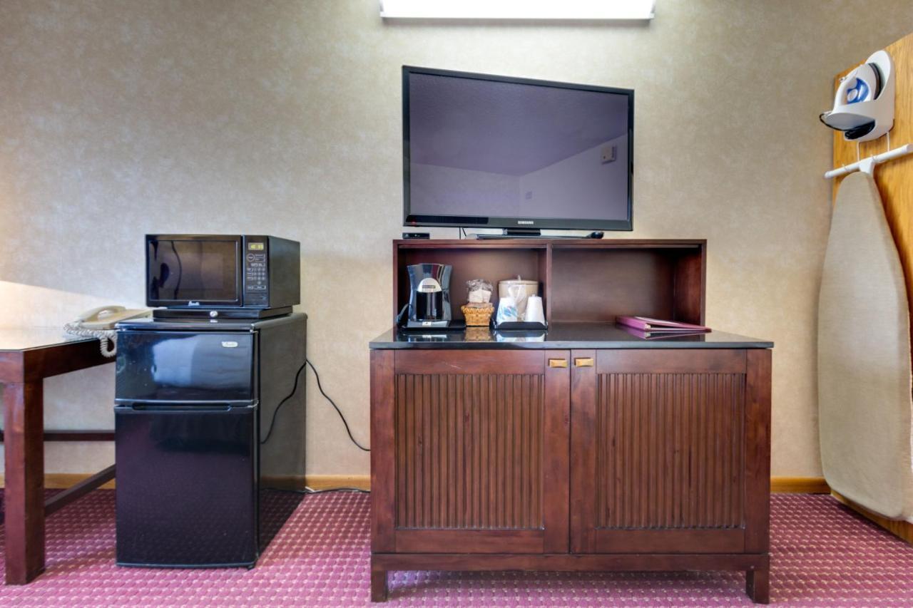 Fireside Inn And Suites Devils Lake Exterior foto